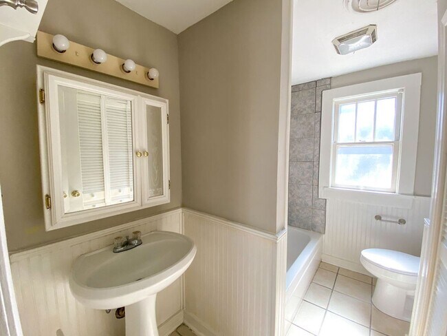 Building Photo - UPDATED 2 BD 1 BA NEAR