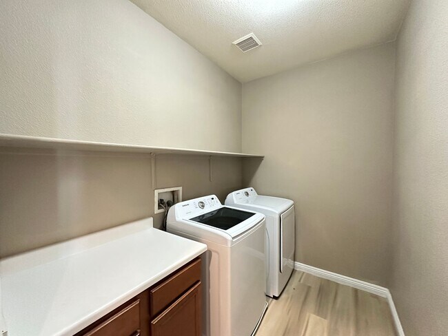 Building Photo - Mountains Edge-Pod 129