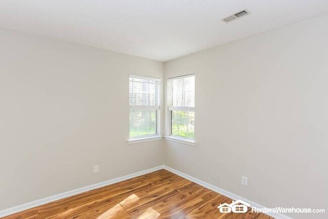 Building Photo - This 4 bedroom,  2.5 bathroom property is ...