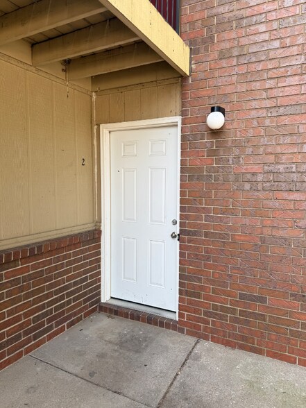 Building Photo - 620 S Mt Carmel St