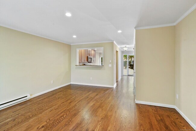 Building Photo - 20 E Pembroke Rd