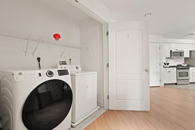 Building Photo - Commerce