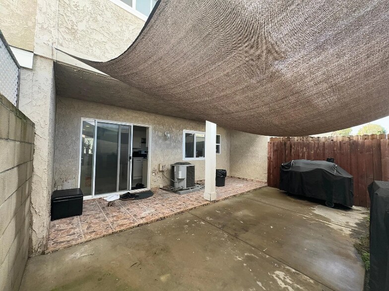 Building Photo - 1419 N Elderberry Ave