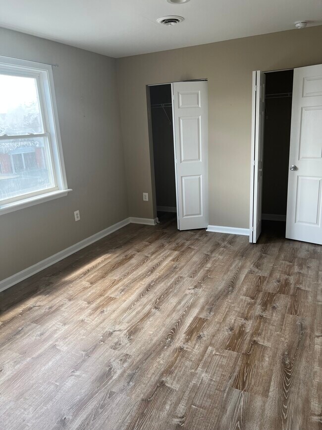 bedroom1 - 613 Revolution St