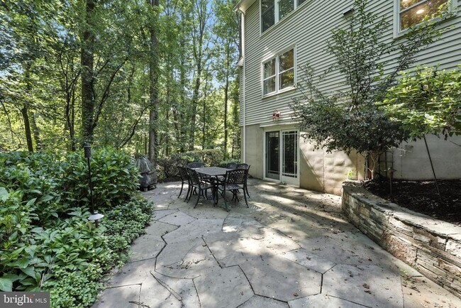 Building Photo - 10198 Cedar Pond Dr