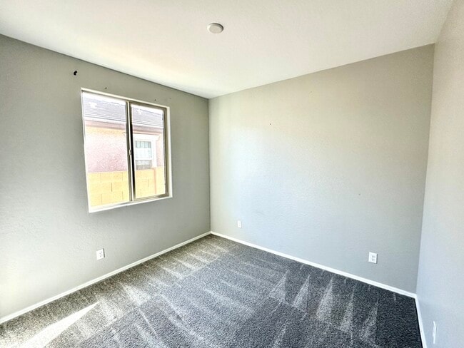 Building Photo - Fantastic 4BR/3BA Richmond American Larimar in Entrada Del Oro! Features white shaker cabinets, q...