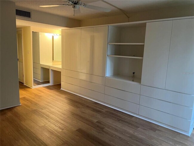 Building Photo - 2900 Cove Cay Dr