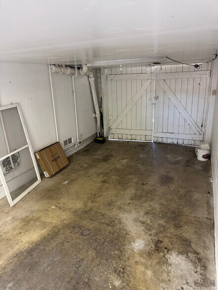 Building Photo - 627 Rose Ave