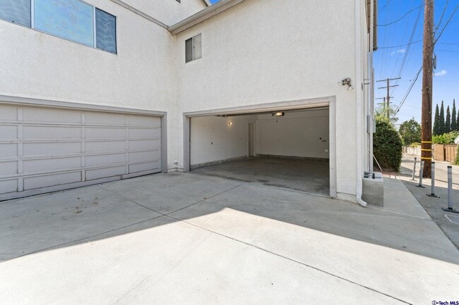 Building Photo - 731 E Cypress Ave