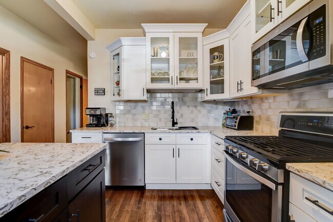 Building Photo - 4451 N Tripp Ave
