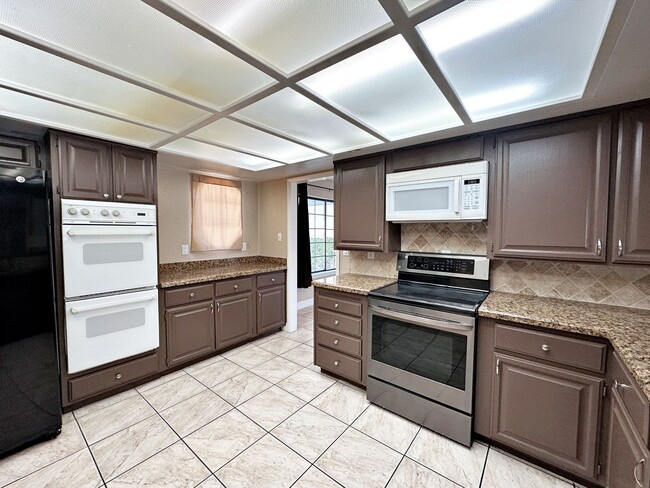 Building Photo - Green Valley Luxury Single Story: Pool, Putting Green, 4 Bedrooms, SOLAR!