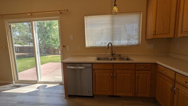 Building Photo - LOVELY TWO STORY HOME IN THE RANGE AT SPRI...
