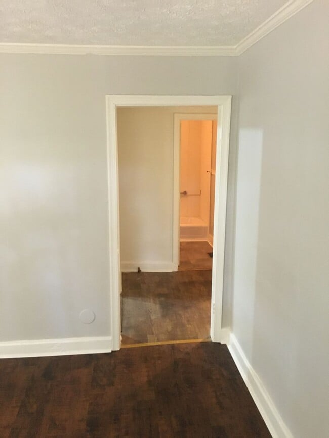 Building Photo - Large 2/1 Home, includes bonus room- Sherwood Forest- $995