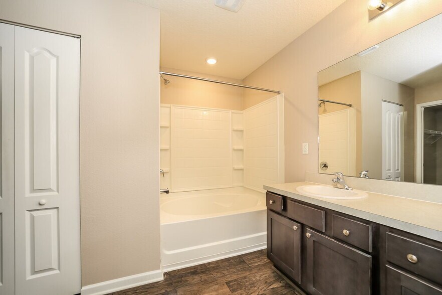 Building Photo - 3586 Derby Forest Dr