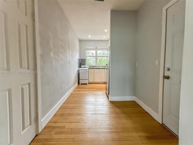 Building Photo - 315 W 28th St