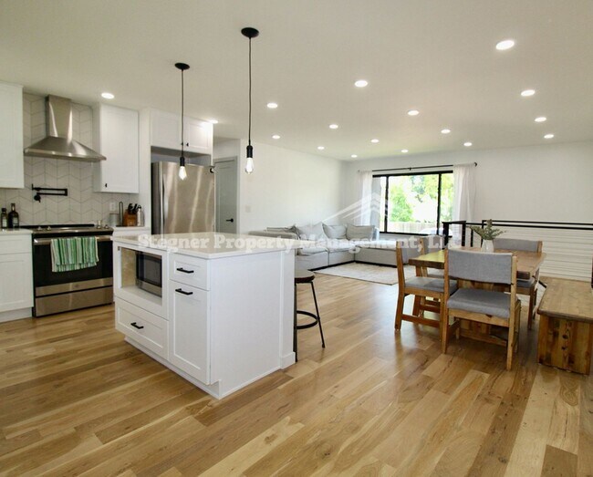 Building Photo - Incredible Updated Home