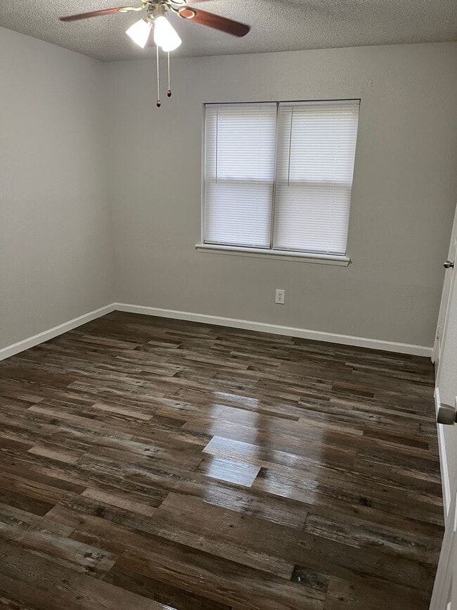 Building Photo - Three Bedroom/1.5 Bath Home