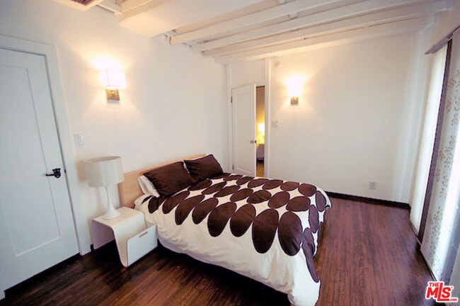 Building Photo - 2667 Lake View Terrace E