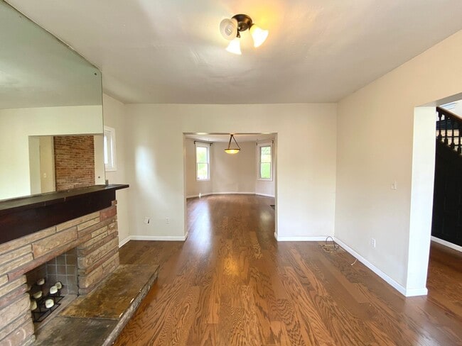 Building Photo - Spacious 4 Bed/1 Bath Home in Beechview-Convenient to Downtown! Available 7/5