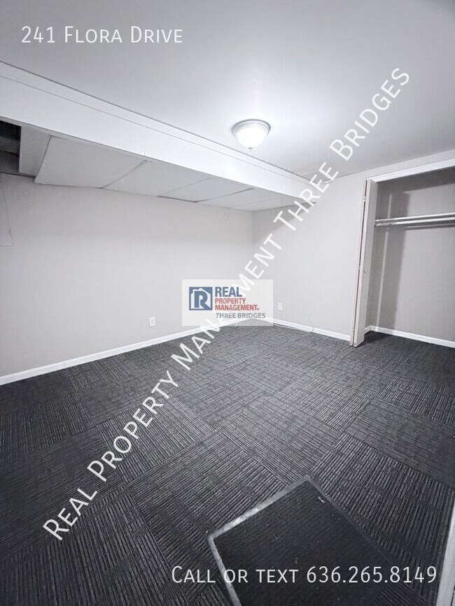 Building Photo - 241 Flora Dr