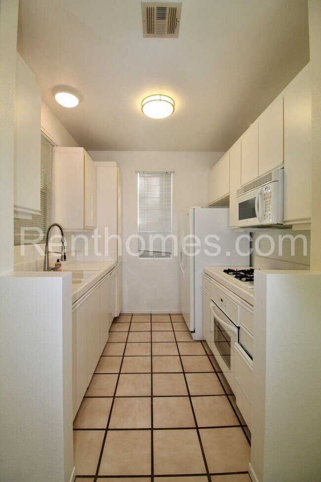 Building Photo - 10921 Sabre Hill Dr