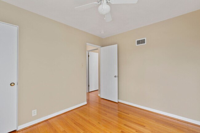 Building Photo - COMING SOON - Cozy & Charming Crestwood Single Family Home!