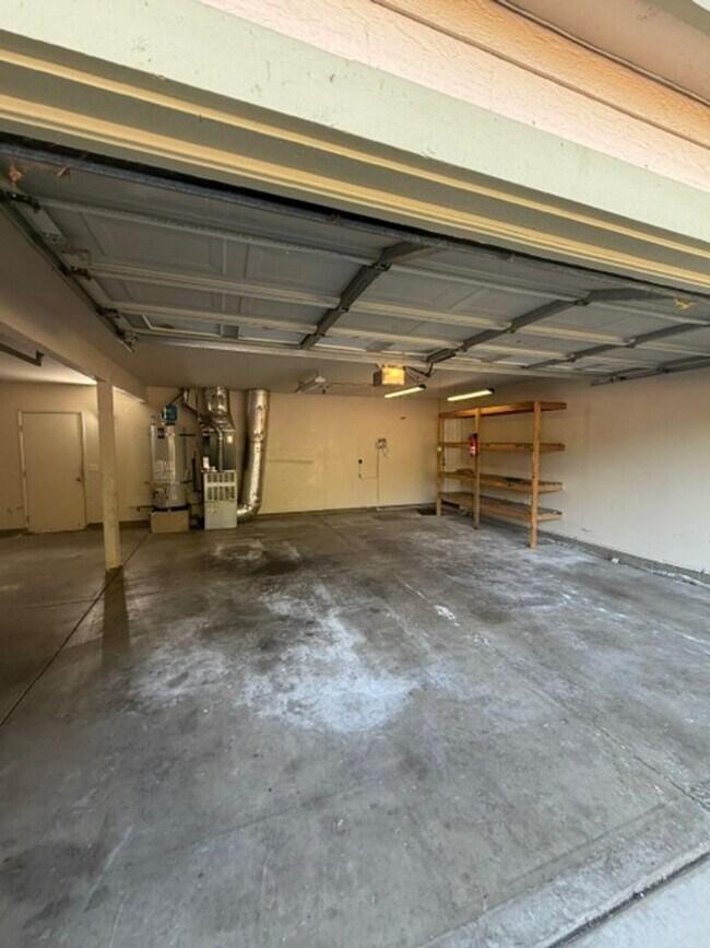 Building Photo - Beautiful Freshly Painted 3 Bedroom and 2 Bathroom Home in Carmichael $2,995.00 + Water