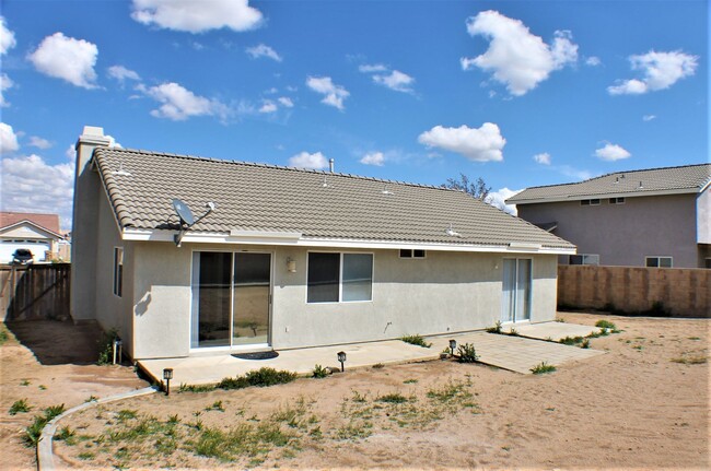 Building Photo - Roomy 4 bedroom home in Hesperia