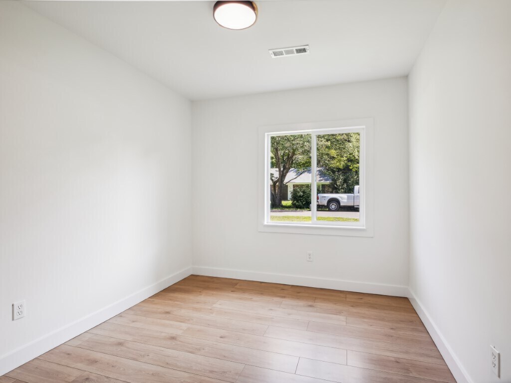 Building Photo - 310 Lilac Dr