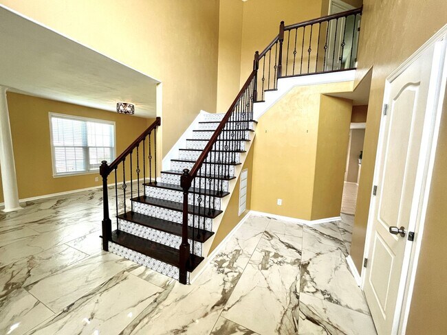 Building Photo - Beautiful large Castleton home