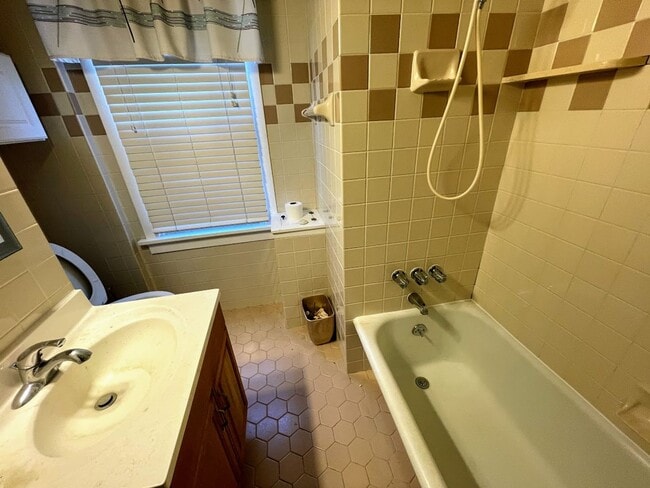 Building Photo - 3 bed 1 bath - great Brentwood location, central air, nice updates