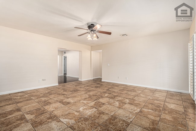 Building Photo - 3Bed/3Bath House at Thomas/7th Ave! Ready for Immediate Move-In! -- NO HOA! FULLY REMODELED!