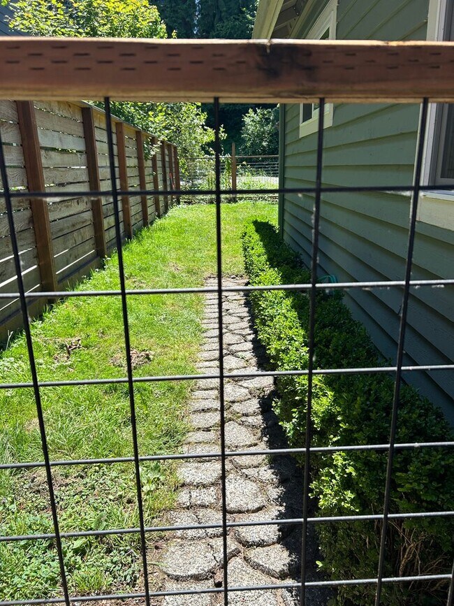 Building Photo - 285 SE Croston Ln