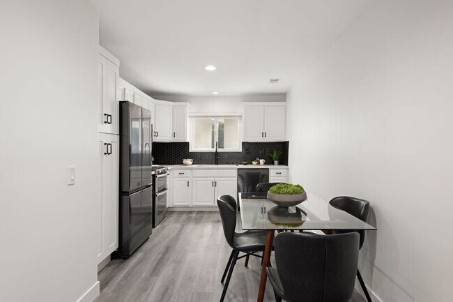 Building Photo - 1704-1710 Hanford Dr