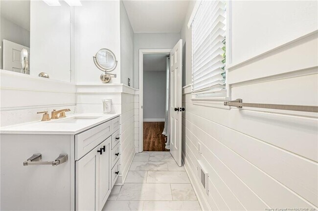 Building Photo - 325 Northview Dr