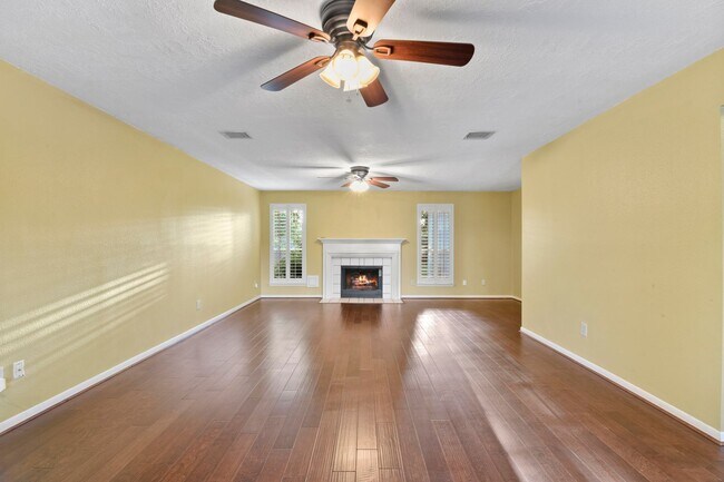 Building Photo - Freshly Painted Beauty with Spacious Outdo...