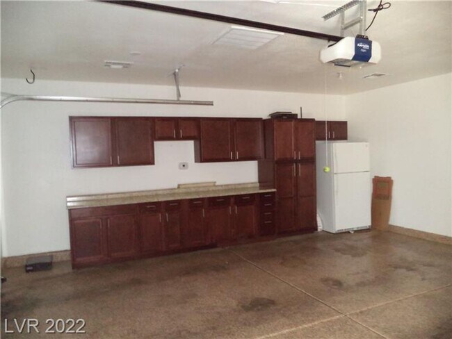 Building Photo - BEAUTIFUL FIRST FLOOR CONDO IN GATED COMMU...