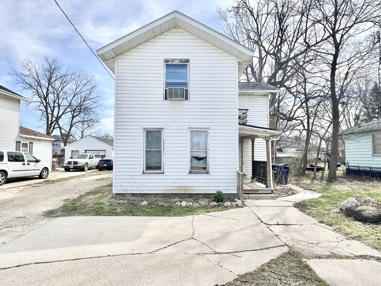 Primary Photo - 327 Center Ave