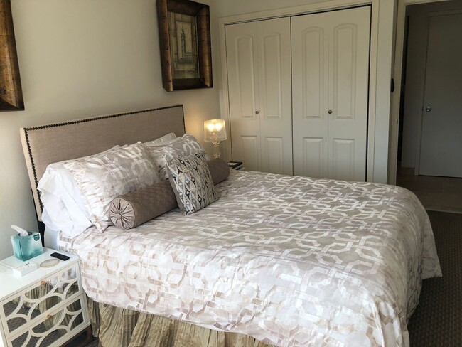 Building Photo - Elegant & Expansive Furnished 3 Bedroom/2 ...