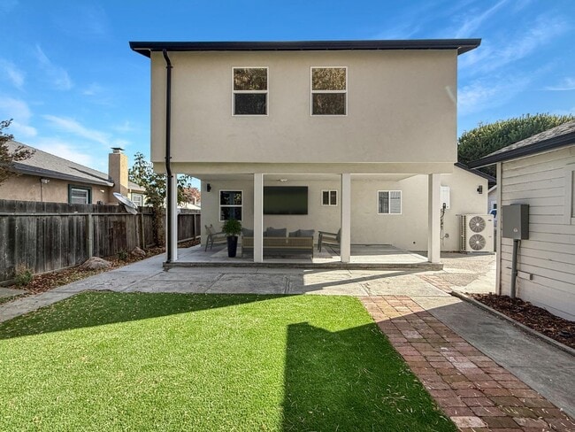 Building Photo - 2229 Pulgas Ave