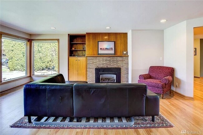 Building Photo - Beautiful and bright 3 bed / 2 bath rambler for rent!