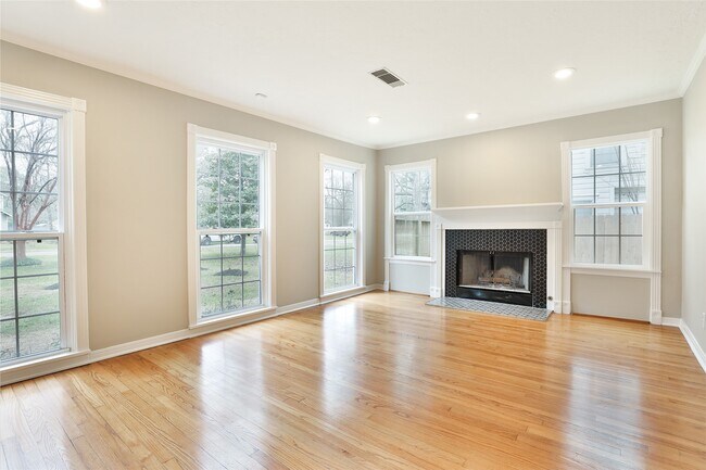 Building Photo - 423 W 32nd St