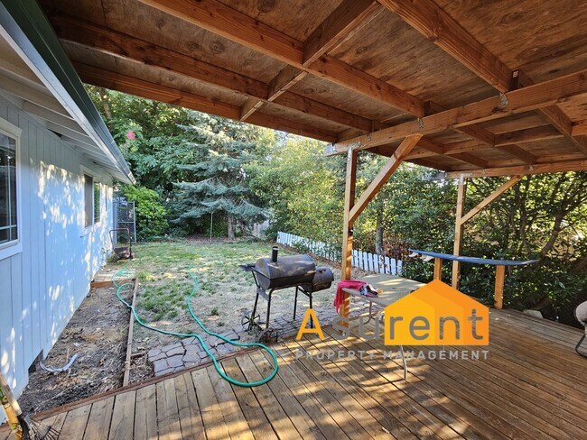 Building Photo - 3085 Connell Ave