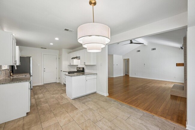 Building Photo - 2717 Charlesworth Dr