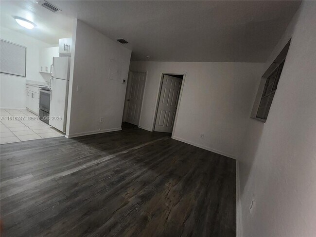 Building Photo - 519 NW 8th Ave