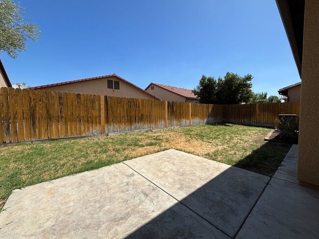 Building Photo - Beautiful 3 bedroom 2 bathroom