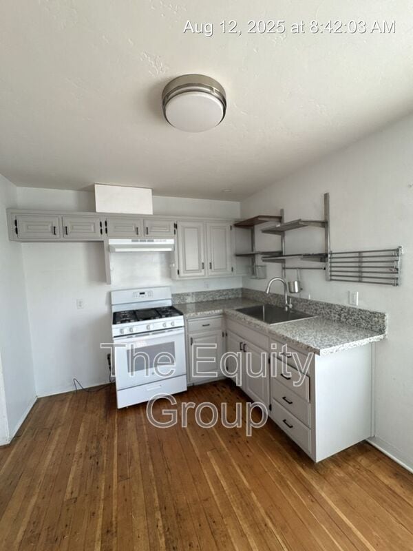 Building Photo - 620 E Tulare Ave