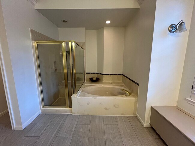 Building Photo - 6990 Oakwood Park