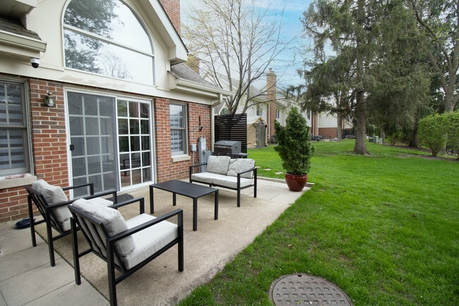 Building Photo - 1843 W White Oak St