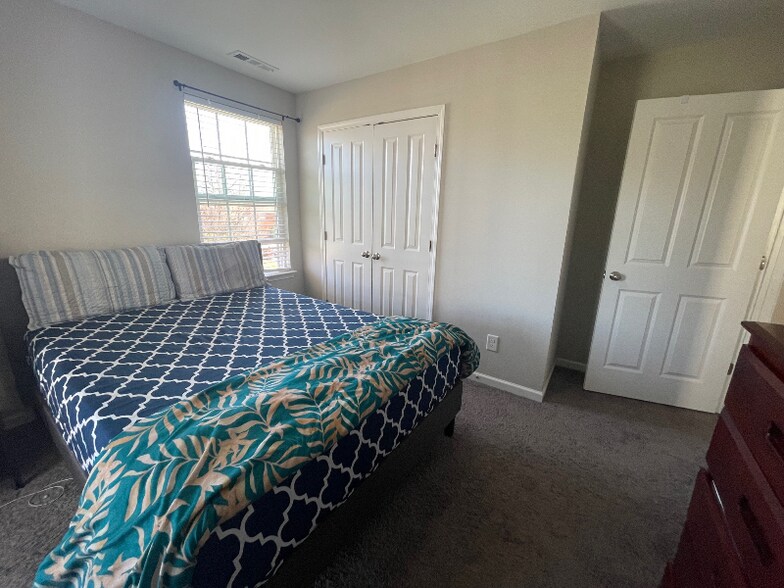 Building Photo - 421 Birr Dr